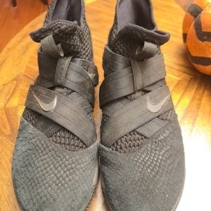 Men's basketball shoes